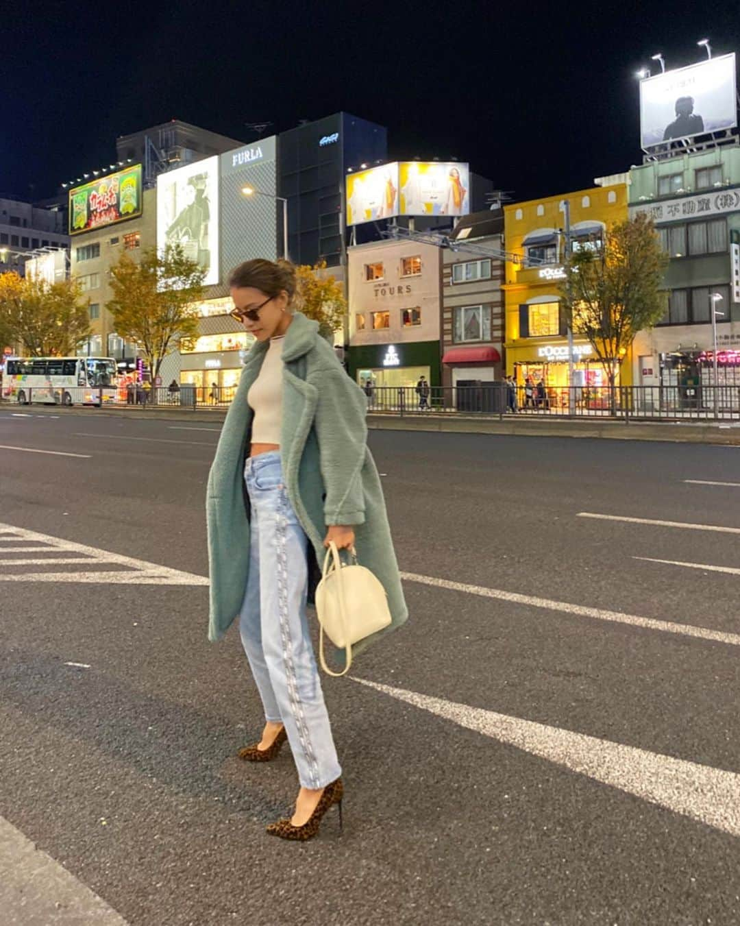 難波サキさんのインスタグラム写真 - (難波サキInstagram)「➖ ʟᴀsᴛ ɴɪɢʜᴛ 🦚💫 ・ 絶妙カラーのボアコート、ボリュームも可愛いっ！！2枚目おふざけshot（笑） ・ ボアコート #esutoreja  デニム #levis  パンプス #zara サングラス #rayban ・ #アウターコーデ #デニムコーデ」11月18日 10時15分 - sakinanba