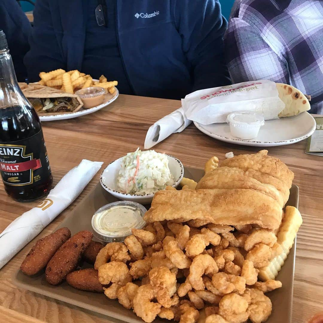 シャロン・ローレンスさんのインスタグラム写真 - (シャロン・ローレンスInstagram)「#Greek AND Southern seafood, you say??? Yep, you can get it here at @showmars. We celebrated our Lawrence men’s birthday lunch there and talked about Greek cuisine with proprietor, Greg!」11月18日 10時21分 - sharonelawrence