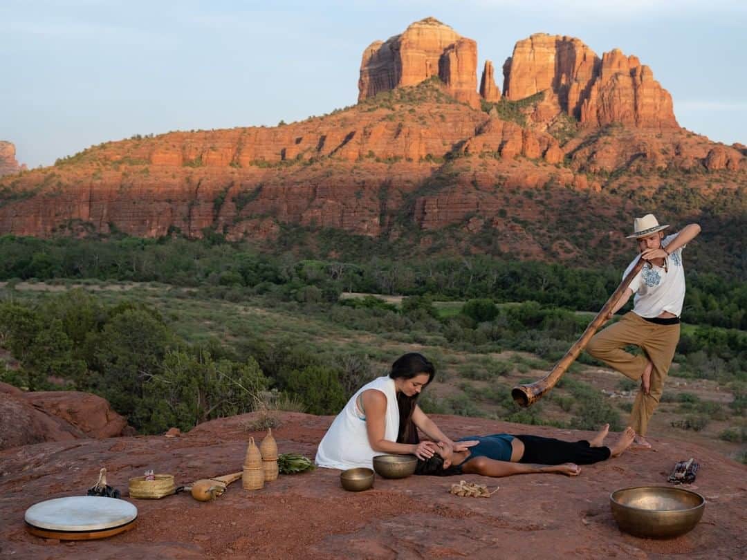 のインスタグラム：「Photo by @lucasfogliaphoto | Ashley Klein does energy-field massage while Poranguí McGrew plays didgeridoo during a Music Is Medicine retreat in Sedona, Arizona. The purpose of the retreat is to use sound “to send love to that part of us that is hurt, angry, and self-destructive,” says McGrew. “Once we can start to love that place, there is an inkling of what is possible.”」
