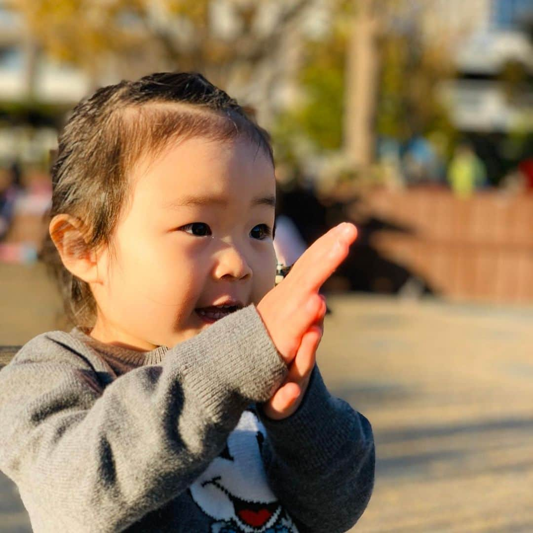 田中雅美さんのインスタグラム写真 - (田中雅美Instagram)「日曜日の夕暮れ。 お父さんと公園でした。  #日曜 #公園 #二歳の女の子」11月18日 10時34分 - tanakamasami_official