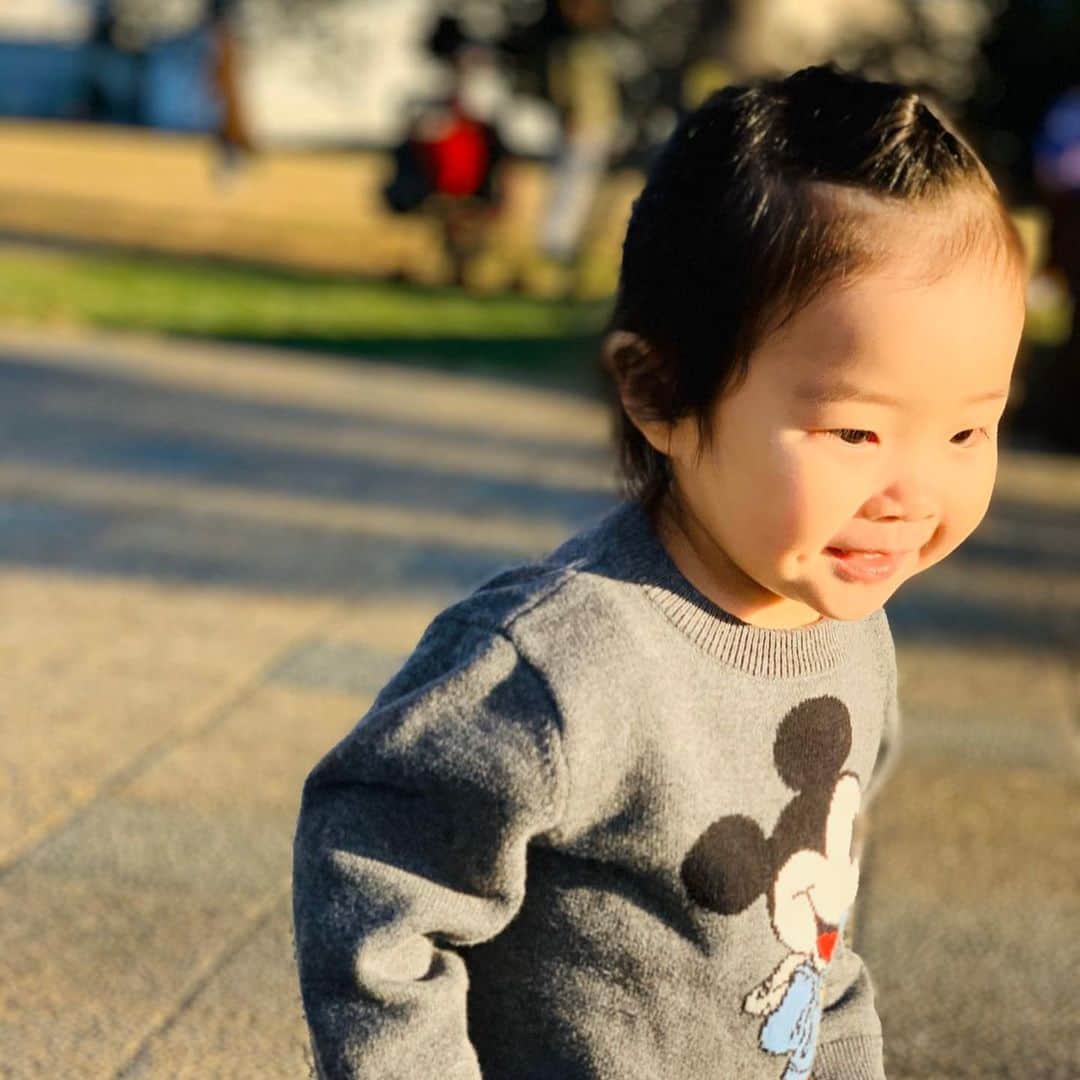 田中雅美さんのインスタグラム写真 - (田中雅美Instagram)「日曜日の夕暮れ。 お父さんと公園でした。  #日曜 #公園 #二歳の女の子」11月18日 10時34分 - tanakamasami_official