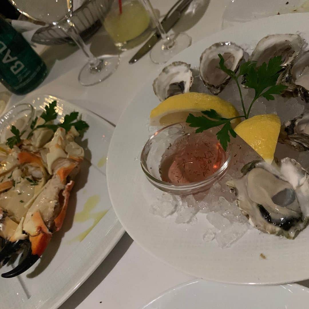 大塚良子さんのインスタグラム写真 - (大塚良子Instagram)「昨夜は魚介類を存分に味わえる @estiatoriomilos へ ここは鮮魚コーナーで選んだ食材を好みの調理法で出してくれるギリシャ料理の人気店。私はシェリー酒に浸けて食べる真っ赤な海老が大好きで昨夜は残念ながら無かったんだだけど、どの料理もやっぱり最高でした。 #nyc #life #nyc_restaurant_ryoko  #estiatoriomilos #newyork #manhattan #restaurant #seafood」11月18日 10時26分 - ryokokonami