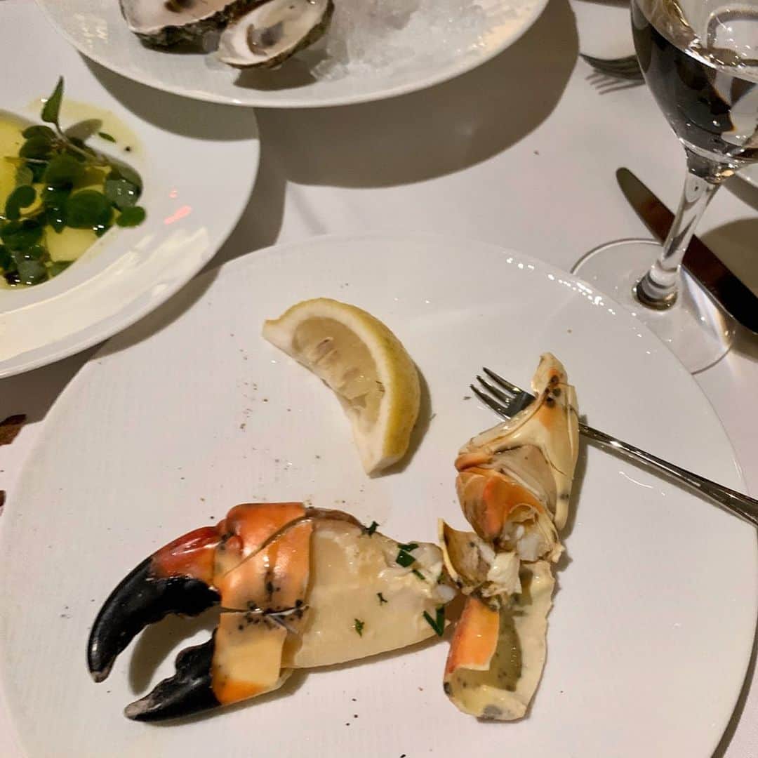 大塚良子のインスタグラム：「昨夜は魚介類を存分に味わえる @estiatoriomilos へ ここは鮮魚コーナーで選んだ食材を好みの調理法で出してくれるギリシャ料理の人気店。私はシェリー酒に浸けて食べる真っ赤な海老が大好きで昨夜は残念ながら無かったんだだけど、どの料理もやっぱり最高でした。 #nyc #life #nyc_restaurant_ryoko  #estiatoriomilos #newyork #manhattan #restaurant #seafood」