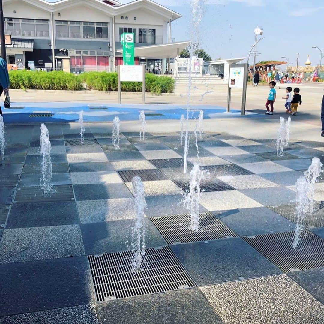 iko-yo（いこーよオフィシャル）さんのインスタグラム写真 - (iko-yo（いこーよオフィシャル）Instagram)「・﻿ ーーーーーーーーーーーーーーーーーー﻿ ユーザー投稿pic紹介😎🌴🌺﻿ ーーーーーーーーーーーーーーーーーー﻿ ﻿ 🗣️caption💭﻿ ﻿ 日本で入場者数第3位に輝く"テーマパーク"って﻿ どこだと思いますか❓﻿ ﻿ 1位は王道の#東京ディズニーリゾート﻿ 2位は#USJ﻿ ﻿ 3位は…﻿ ﻿ なんと…💡﻿ ﻿ ﻿ ﻿ ﻿ 『刈谷ハイウェイオアシス』﻿ ﻿ ﻿ ん？どこ？って思った方多いんじゃないかと…😮﻿ ﻿ どこかというと愛知県刈谷市にある大型のSA🚗✨﻿ 一般道からも入れるので休日はたくさんの人！﻿ ﻿ でもまさか3位とは私もびっくり😂﻿ ﻿ 確かに、高速道路が近いことを忘れてしまうくらい﻿ 広い公園と子ども向けのアトラクションがあり﻿ のどかな空気が流れ、休日には最適な場所⛲️﻿ ﻿ ﻿ 遊具も幼児用、小学生用と分かれていたり﻿ 走り回れる広場も！﻿ ﻿ お昼はSAで簡単に食べれるので(名古屋名物もあり🥘)﻿ 手ぶらで楽しめるのが何より✨﻿ ﻿ もちろん、お弁当を作ってピクニックでも😆👍﻿ (我が家はお弁当の出番が少なめです🙄反省。)﻿ ﻿ メリーゴーランド、ゴーカートなど子どもは絶対﻿ 乗りたがる定番がありますが料金も超お手頃！﻿ ﻿ 温泉や足湯もあり最後までゆったりできる﻿ #刈谷ハイウェイオアシス﻿ ﻿ 高速を利用した時には親子で気分転換にもなるので﻿ SA奥を覗いてみてください😆🙌﻿ ﻿ ✨pick up✨﻿ ♥️ @aya.umino88﻿ 🗾 愛知県刈谷市﻿ 🏛 #刈谷ハイウェイオアシス﻿ ﻿ 💟facilities💟﻿ 【刈谷ハイウェイオアシス】﻿ 高速道路からも一般道路からもアクセス可能なレジャーエリア。﻿ 観覧車やゴーカートなどのアトラクションもあり1日楽しめます♪﻿ ﻿ ﻿ ＜営業時間＞9:00-22:00﻿ ※施設により異なる﻿ ﻿ ＜定休日＞岩ケ池公園・天然温泉かきつばたは毎月１５日﻿ （土日祝日の場合は翌平日）休み﻿ ﻿ ＜料金＞無料﻿ ﻿ ＜住所＞ 愛知県刈谷市東境町吉野55﻿ 🈁 https://iko-yo.net/facilities/2172﻿ ﻿ ﻿ ﻿ 🐾いこーよ公式インスタグラム🐾﻿ @ikoyo_official では、子育てやおでかけに関する写真を募集しています﻿ ﻿ まずは、 @ikoyo_official をFollow 📲﻿ その後は、#いこーよ をタグ付けしてインスタグラムを投稿してください😆♥️﻿ ﻿ とくに魅力的な写真は、いこーよ公式SNS（instagramほか、Facebook、Twitterなど）のアカウントや、いこーよ内の記事でも紹介&使用させていただく場合がございます😁❤️﻿ ﻿ 子どもに関するものなら、どんなものでもOK🙆‼︎﻿ 親子でおでかけした思い出や、お子さんとの日常など、沢山のご投稿お待ちしております‼︎ ✨﻿ ﻿ #いこーよ #子どもとお出かけ #子供とお出かけ部 #タビスルキッズ #こどもとおでかけ #子供とお出かけ部 #休日 #ファミリー #family #親バカ部 #子育て日記 #子育て #子育てぐらむ #kids #キッズ #育児日記 #刈谷 #愛知観光 #ハイウェイオアシス #サービスエリア #足湯 #温泉 #遊園地 #刈谷市 #愛知」11月18日 10時31分 - ikoyo_odekake