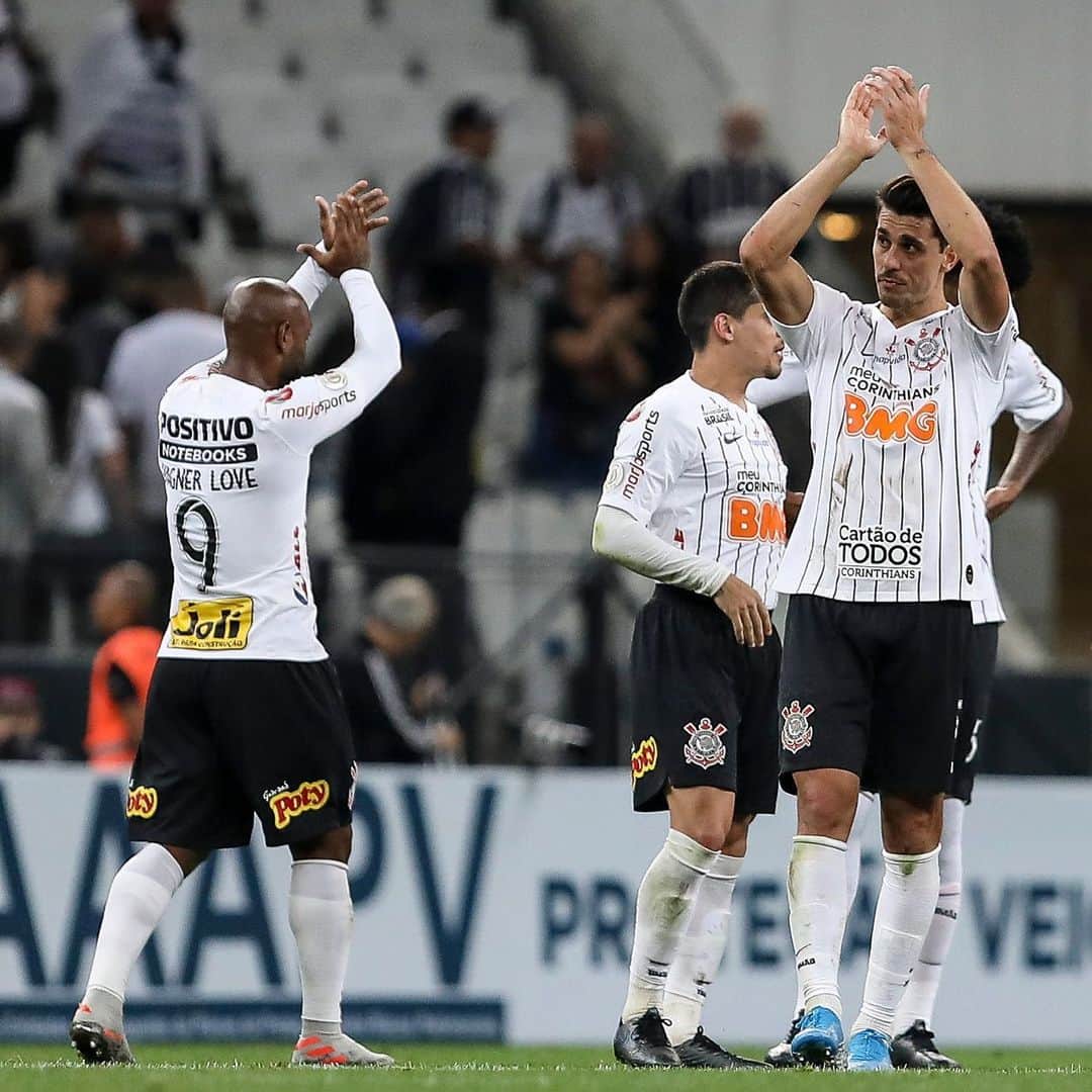 ダニーロ・フェルナンド・アベラールのインスタグラム：「Manter o foco em busca de nosso objetivo 💪🏽⚪️⚫️」