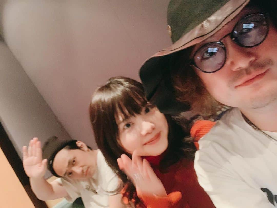 のインスタグラム：「ありがたいことに、これから年末にかけて色々な番組に出させていただきます🌟🌟🌟 紅白歌合戦の出演もとっても有難いです✨✨✨ 楽しく頑張って、心を込めて歌いますね❗️❗️❗️ 皆さん、いつもありがとうございます😊😊😊🧡💛❤️ アルバム『ＷＥ ＤＯ』も着々と出来てきているよ！とっても良いアルバムになってきている！ 皆様、おっ楽しみに〜〜🍀🍀🍀 #ほっちんぐによる自撮り笑」