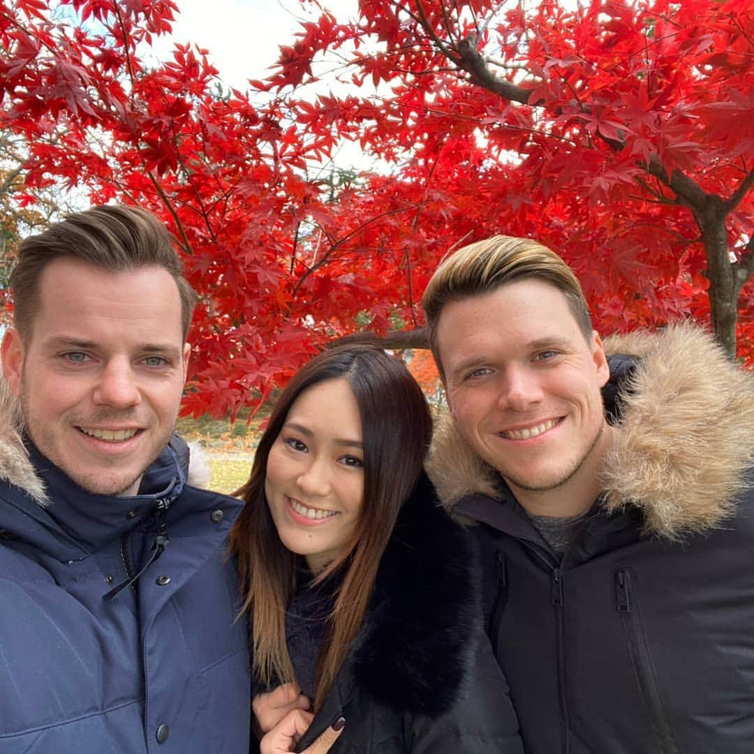 バスのインスタグラム：「Enjoying Morioka and it's autumn colours 🍁🍁 with these two!  It looks absolutely stunning! 😍  #chiakiinengland #twogaijin #moriokagram #moriokacastle #japan #autumnvibes🍁 #japanautumn #beautiful #redleaves #redtrees #canadagoose #blacklabel #iwate #tohoku #traveling #travelgram #travelphotography #friendgoals #photooftheday」