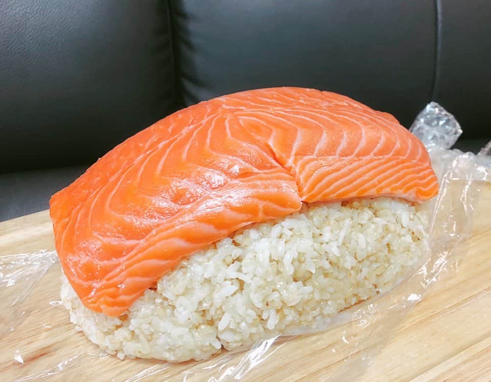 のインスタグラム：「♡ 巨大サーモン寿司作りました🍣💓 スーパーででっかいサーモンゲットしたからチャレンジしてみたけど想像以上にでっかいのできた(笑) サーモン脂乗っててめっちゃ美味しかった 😂💓💓 酢飯もいい感じでまた作り、、いや今度は普通サイズがいいかな( ˙꒳˙ )笑 美味しかったけど普通に食べにくかった(笑) ♡ #巨大サーモン寿司 #巨大サーモンすし #大王サーモン寿司 #デワンサーモン寿司 #韓国 #대왕연어초밥 #대왕연어초밥🍣 #연어초밥 #요리스타그램 #먹스타그램 #토기모치 #とぎもち #とぎもちkorea #토기모치mukbang #먹방 #유튜버 #유튜브」