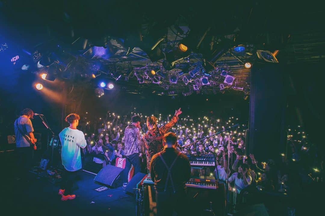 のインスタグラム：「𝔗𝔥𝔯𝔬𝔴𝔟𝔞𝔠𝔨 𝔱𝔬 𝔈𝔄𝔖𝔜 𝔱𝔬𝔲𝔯... #LIVE#SHIBUYA#渋谷#EASY#TOUR . hairmake by @yudai_pells / @pellshair photo by @junwelt」