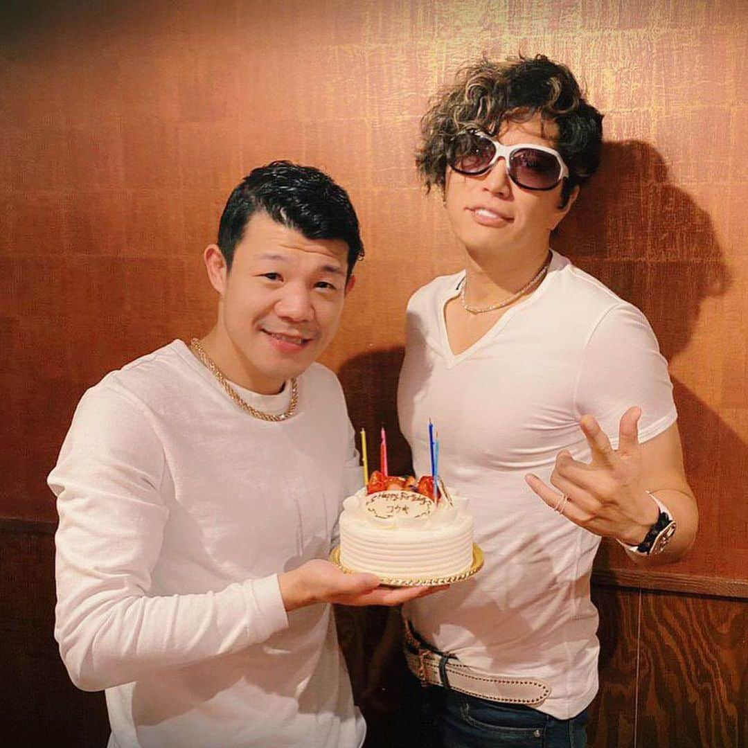 亀田興毅さんのインスタグラム写真 - (亀田興毅Instagram)「GACKTさんと漢メシ。サプライズに次ぐサプライズ。圧倒的なカリスマだった。光栄の極み…。 #GACKT #亀田興毅 #仕上がってる #いききってる #ガクトさん #ご馳走様でした #実は #前日は緊張して眠れず #帰宅後は興奮して眠れず #寝不足でございます 笑」11月18日 10時54分 - kokikameda