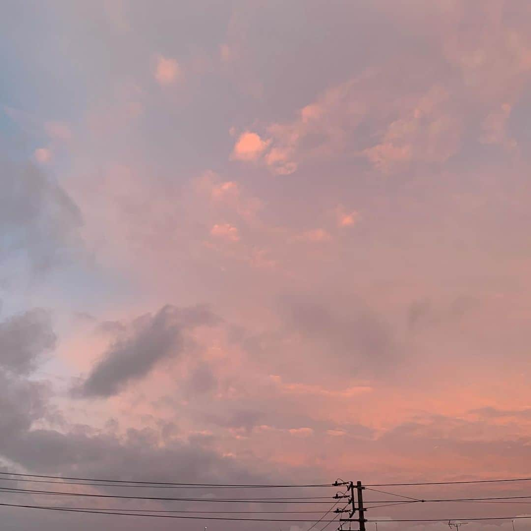 NANA HOSOYAさんのインスタグラム写真 - (NANA HOSOYAInstagram)「朝、ピンクの空☁️💕 今回の沖縄は観光じゃなくて二つの家族に会いに。のんびり過ごしてます😊 3連休みいただいてます。水曜日からまた、よろしくお願いします☁️💕☁️💕」11月18日 10時58分 - nana_hair_tokyo