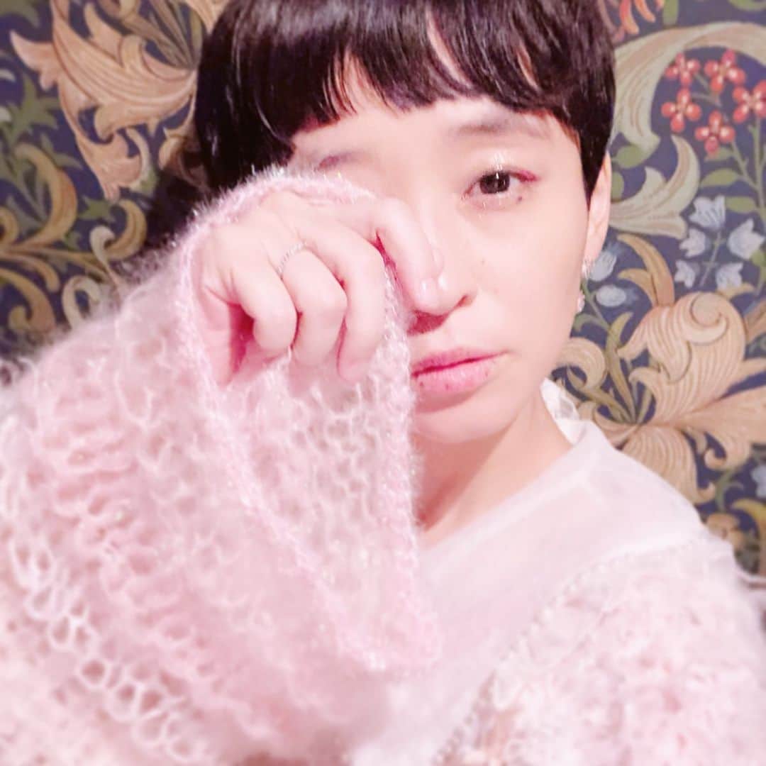 サオリリスのインスタグラム：「繊細で儚げでありながら強い願いが編み込まれている @s.f_for_you のニット🎀大切に大切に着たいなぁ💗 ・ BASEのパーティーにはそんな一着をと思って、おろした。耳にはBASEのショップ( @liquem.tokyo )で購入したピアスをつけた。 ・ こういう服を着る時は、甘々すぎやしないかと少し照れるんだけど、娘がピンクの時は私もピンクと色を合わせて服を着ることが多く、おかげでいろんな色を見に纏うようになった。」