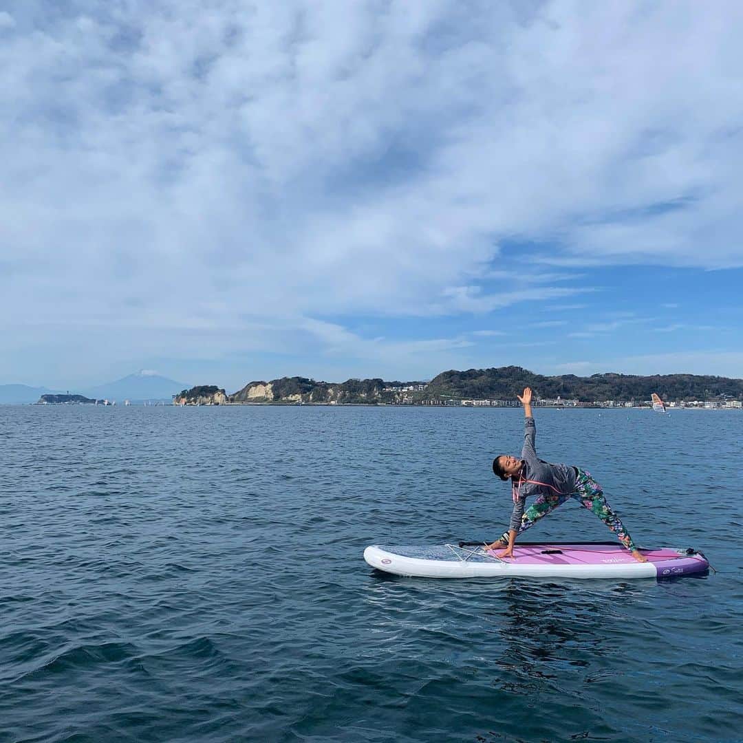 高松いくさんのインスタグラム写真 - (高松いくInstagram)「#エアおにぎり  #onigiriaction あと2日🍙  この写真の中に △(おにぎり)が4つ隠れてます  #sup #supyoga  #三角のポーズ #ヨガ　の△3つ　と #富士山 #supboard #prana #surftech #sea #paddle #おにぎり #onigiri #livetheadventure #surfing #paddling #supsurf #balance #outdoors #sustainablesurf #nowanyonecansurf」11月18日 10時59分 - iku_takamatsu_trip_sup_yoga