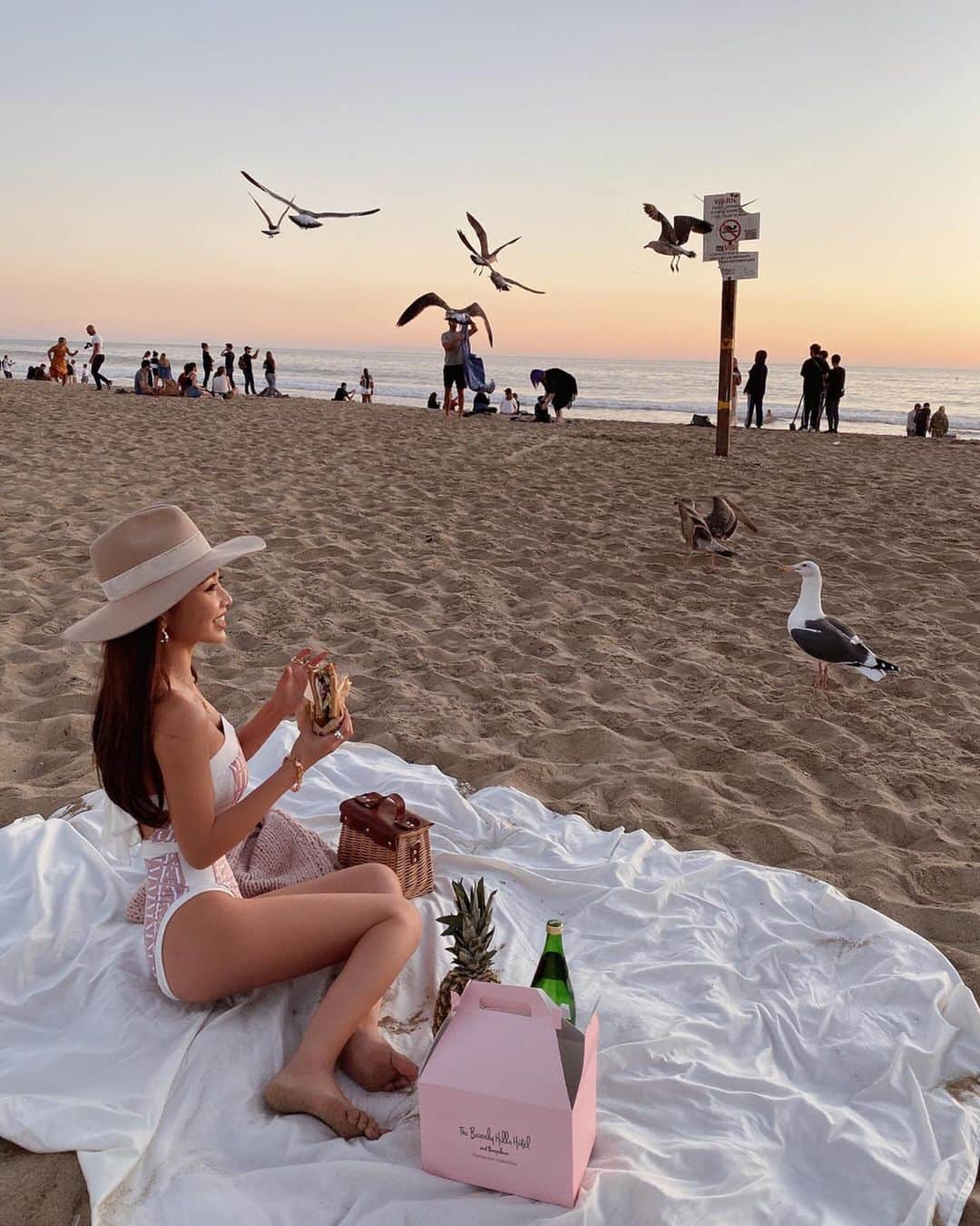 梯真奈美さんのインスタグラム写真 - (梯真奈美Instagram)「カモメがたくさんいて可愛かったな💘💘💘 空がほんとに綺麗‥🥺✨🌙 優しくて澄んでて大好きなカラー🌈 #beach #la #losangeles #sunset」11月18日 11時02分 - official_manami