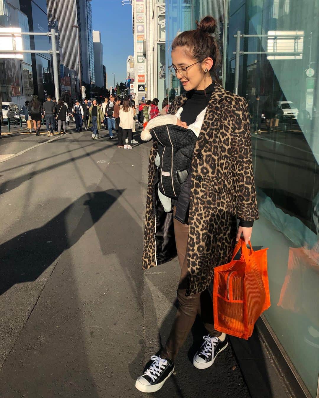 のインスタグラム：「. このアウター羽織るだけで カッコええ母ちゃんになれてる気がする🐆　@bananarepublic_jp . . 女豹母ちゃん最近の日課は 外出先の授乳室を探すことです🤱🍼 . . sunglasses #prada outer #bananarepublic  turtle #stunninglure  pants #goldsign  shoes #converse  bag #adametrope . . #シフクユタカ #片桐ゆたか #yutakakatagiri」