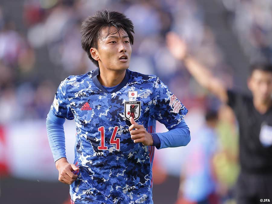 日本サッカー協会さんのインスタグラム写真 - (日本サッカー協会Instagram)「📸#U22日本代表 は11月17日(日)、東京オリンピックに出場するチームとしては初となる国内での試合として、広島のエディオンスタジアム広島でキリンチャレンジカップ2019を戦い、U-22コロンビア代表と対戦しました。 ・ 得点が欲しい日本は、後半のスタートから前線に小川航基選手（水戸ホーリーホック）を投入して状況の打開を図ります。しかし、47分に左サイドから攻撃を許してしまうと、クロスボールのこぼれ玉を先に奪われ、一瞬の隙を突かれて失点を許しました。またこれで一気に流れを持って行かれてしまうと、59分にも再び得点を与え、2点のビハインドを背負います。 ・ 終盤に迎えた小川選手のチャンスは左のポストに阻まれ、果敢に狙った食野選手のシュートも枠外に外れ、最後までゴールを奪うことができず。あと一歩ゴールが遠かった日本は、0-2でコロンビアに敗戦を喫しました。 ・ HT #上田綺世 （#鹿島アントラーズ ） →#小川航基 （#水戸ホーリーホック ） 62' #岩田智輝 （#大分トリニータ ） →#三好康児 （#ロイヤルアントワープFC ） #菅大輝 （#北海道コンサドーレ札幌 ） →#原輝綺 （#サガン鳥栖 ） 83' #堂安律 （#PSVアイントホーフェン ） →#食野亮太郎 （#ハートオブミドロシアンFC ） 87' #田中駿汰 （#大阪体育大 ） →#前田大然 （#CSマリティモ ） ・ 🏆キリンチャレンジカップ2019 🇯🇵U-22日本代表 0-2 U-22コロンビア🇨🇴 📅11/17(日) 12:50KO/10:20開場 📍エディオンスタジアム広島 👉大会情報はJFA.jpへ #jfa #daihyo #キリチャレの日」11月18日 11時21分 - japanfootballassociation