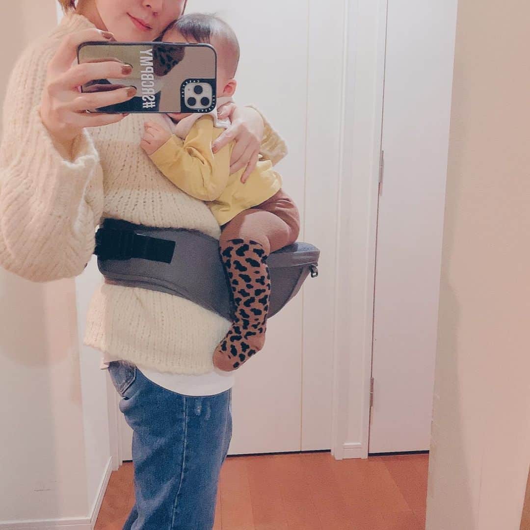 shihoのインスタグラム：「この前ストーリーにのせたら @babyandme.inc 悩んでる方結構いてレポートほしいとゆうことなのでレポ書きます❣️ . . とりあえずね、もっと早く getしてたかったっと思うくらい No.1でめっちゃ良い！！！！ . . . わたし王道所の抱っこ紐は おそらく全部試しました！笑 . . 体重が軽い新生児〜3.4カ月くらいの まだまだふにゃふにゃさんの数ヶ月は konyにかなりお世話になりました！ 密着もするしかなり私はすき！ けど半年くらいからはkonyだともう すぐ肩が痛くなってしまい 産まれる前から購入していた エルゴにシフト。 みにしぽも早いことでもう 9カ月半経ち離乳食も パクパクよく食べて くれるので8キロ越えました🤪 さすがのエルゴでの移動は 肩が悲鳴をあげてて😞けど、 抱っこしないわけにはいかないし どうにかならないか最近 悩んでました🥺 . . 周りのお友達達もつかってるし ヒップシートかなりいい！ ときいていた時に 一足早く新作のBELKを getさせて頂きました。 使ってみると ずーとずーと痛かった肩が 嘘みたいに楽で感動！！！！ １日抱っこで行動した日も 肩の痛みがほんとにありませんでした😳💛💛 . . 全然抱っこマン じゃなかったのにここにきて 抱っこマン復活& ママちゃん病なみにしぽさん😜 抱っこ要求されたら ヒップシートにすぐのせて ゆらゆらしてると あらよあらよといつの間にか 寝てるってかんぢな毎日😂💕 居心地もかなりいいらしく ヒップシート装着すると ハァハァ興奮しながら 勢いよく近づいてきます😂笑 そしてすぐねちゃう💤 . . デメリットをゆうとしたら 大きいから使わない時と 持ち運びがすこしかさばるかな？ けど嵩張ってもいいから これがあると思うと安心する😂💛笑 . . . あとね、この抱っこ紐 安定感が素晴らしくいいから 前向き抱っこするように なったよ！みにしぽも 景色がみれてすごい嬉しそう❣️ とりあえずまだまだ 重くなっても怖くない✌️ どんどん成長してちょーだい😋 . . . . BELKの先行予約が11月20日から 公式オンラインでスタートするみたいなので 抱っこ紐悩んでる方 抱っこ紐での 肩こり、腰痛で悩んでる方 是非試してみてください❤︎ . . . . #ベビーアンドミー #ヒップシートキャリア  #ヒップシート ＃抱っこ紐 #ベビミライフ #ベルク #女の子ママ#ママライフ #生後9ヶ月 #ママ#ベビー」