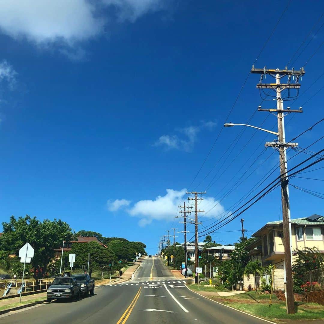 マキ・コニクソンさんのインスタグラム写真 - (マキ・コニクソンInstagram)「Aloha from Kilaueaの坂！😄 毎日毎日通る坂だけどこれまた飽きないんだよねーっ！😁😁今日は下から撮ってみた！ ハワイ最高！🤙🏼 #ハワイのおすそ分け🤙🏼 #毎日が新鮮！」11月18日 11時43分 - makikonikson