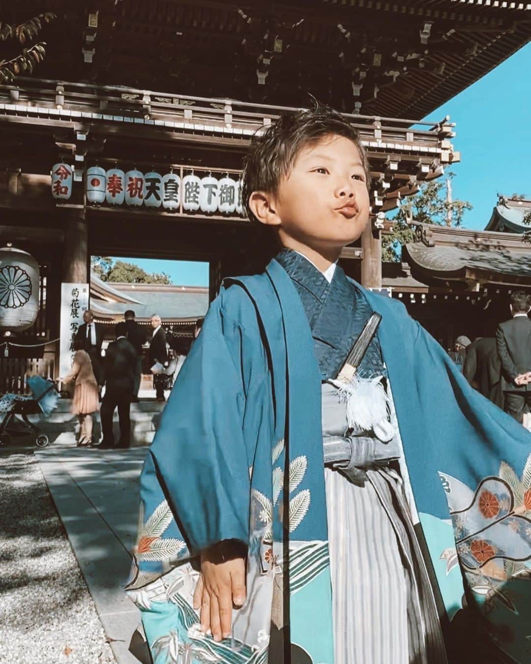 高橋菜摘のインスタグラム：「#753 おふしょっと。 天皇陛下が御即位された年に 5歳の七五三を迎えたこと。 忘れないだろうなぁ💭 ______________ #七五三 #753 #七五三撮影 #七五三男の子 #袴 #七五三ママ  #男の子 #5歳 #寒川神社 #神社」