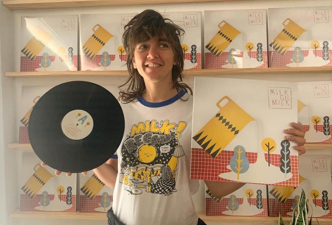 コートニー・バーネットのインスタグラム：「Happy release to “Milk On Milk” the 3rd @milkrecords compilation. Available to stream everywhere now + vinyl 💛💛💛 includes my cover of Keep On written by Loose Tooth (@sholaki drums, @dmouse13 bass, Anika extra vocals). Also features amazing tracks by @tiny_ruins @jadeimagineband @jencloher ft @theletterstringquartet @hachikumusic @ebagc @evelynidamorris @loosetooth_ & The Finks. Check it outtttttt 💫 Artwork by @celestepotter Tshirt artwork by @bjennymontero Thank u Jen Cloher, @not_papi_jan @annalaverty @audreystudios @remotecontrolrecords and everyone who helped make this album happen xo」
