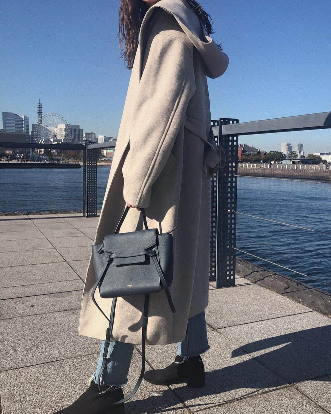 佐野真依子さんのインスタグラム写真 - (佐野真依子Instagram)「お気に入りのフード付き コートのアイボリーで Coordinate♡ 上品にもカジュアルにも とにかく合わせやすい 軽いのに暖かい 今季オススメアウター♡ 大きめでくたっとした フードがすっごくかわいいです♡ リボンベルトでメリハリのある シルエット昨日♡ 後ろはベルトループが あるデザインだから 後ろで結んでも前で結んでも ベルトが落ちてこないのが最高♡ ほんとにオススメ かわいいアウター♡ ■Hooded DoubleFace Coat ￥19,800 TOPSは ■Avilable tops ￥6,160 GRAY ブーツは ■ Rib Knit Sock Boots ￥13,200 BLACK だよ♡ @trunc88_official  #trunc88」11月18日 11時50分 - sanomaisanomai