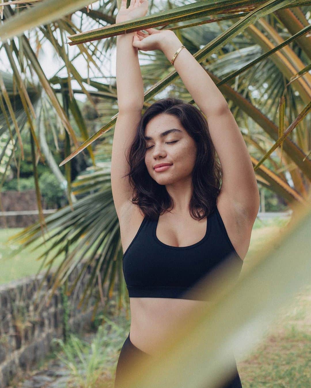 のインスタグラム：「Sunday yoga day 🧘‍♀️• Black yoga top • #ilaswim」