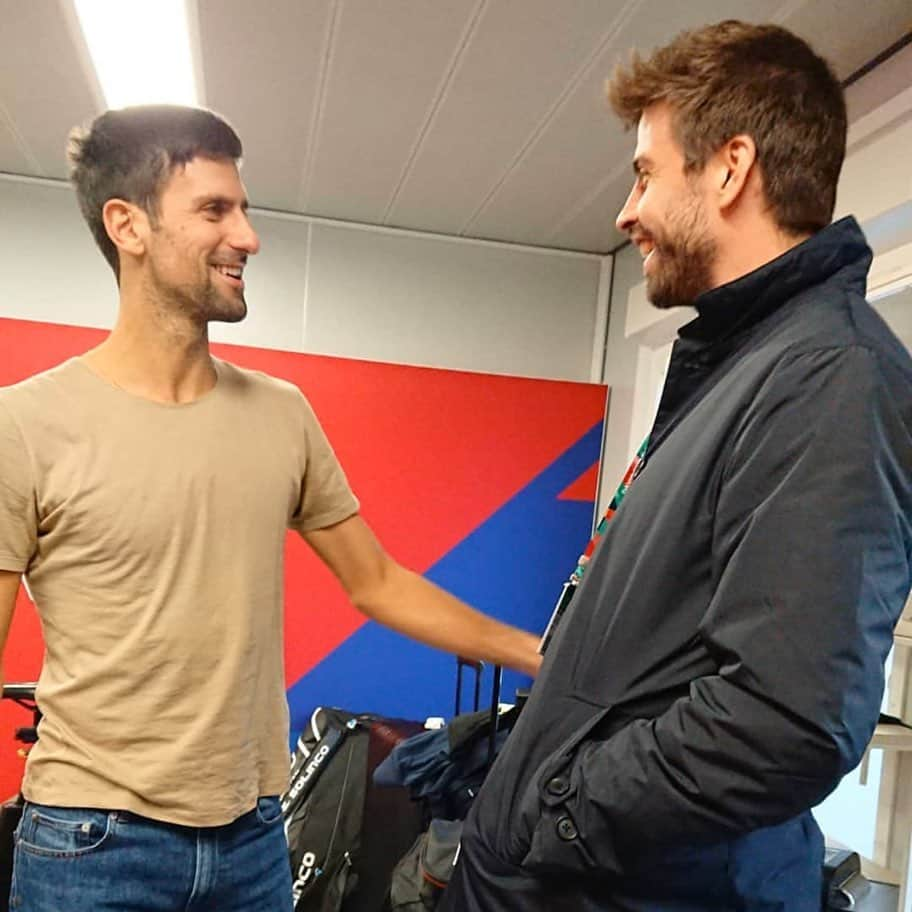 ノバク・ジョコビッチさんのインスタグラム写真 - (ノバク・ジョコビッチInstagram)「@teniski @daviscupfinals @3gerardpique 👍🏼🎾⚽️ #daviscupmadridfinals  Pleasure seeing my friend Gerard. He is one of the visionaries behind new format of Davis Cup. Hope that we all can have a fun and successful week in Madrid 🙌🏼」11月18日 17時17分 - djokernole