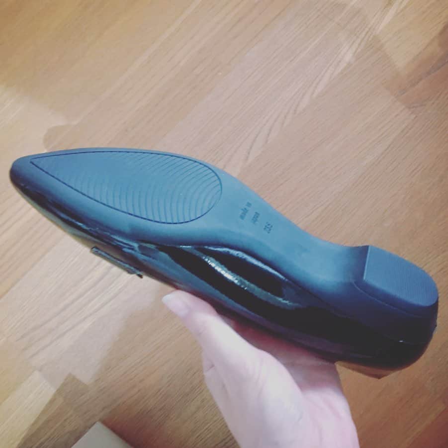 石崎佳代子さんのインスタグラム写真 - (石崎佳代子Instagram)「🥿 最近、フラットシューズを買い換えました。 ルタロンのものです。 . これが大当たりで・・・💯 インソールが土踏まずにピタッ👣 靴底が柔らかくて厚みのあるラバーなので とっても歩きやすい✨ エナメルなので 多少の雨は大丈夫☔️ 価格は8000円台。 と、良いことづくめ。 . フラットシューズ、レインシューズを お探しの方、ご参考までに・・・ . #買い物はよくよく吟味する方 #前のフラットシューズは #底が剥がれるまで #履き倒した・・・ . #買って良かったもの  #ルタロン #letalon #フラットシューズ #エナメルシューズ #歩きやすい靴 #仕事靴 #大人フラットシューズ #レインシューズ #エナメルローファー  #大人カジュアル #大人カジュアルコーデきれいめコーデ」11月18日 17時18分 - kayoko_ishizaki