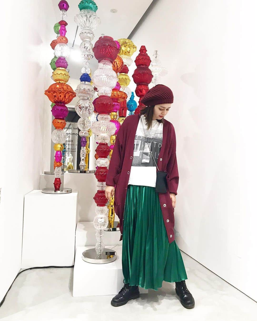 岸本セシルのインスタグラム：「cardiganとskirt.  ギラギラなskirt可愛い😍  @un3d_official 💚💚💚 Tシャツにニット帽と @drmartensofficial  を合わせたよ  #un3d  #ギラギラママ #アート作品に合わせたみたい #1日1投稿」