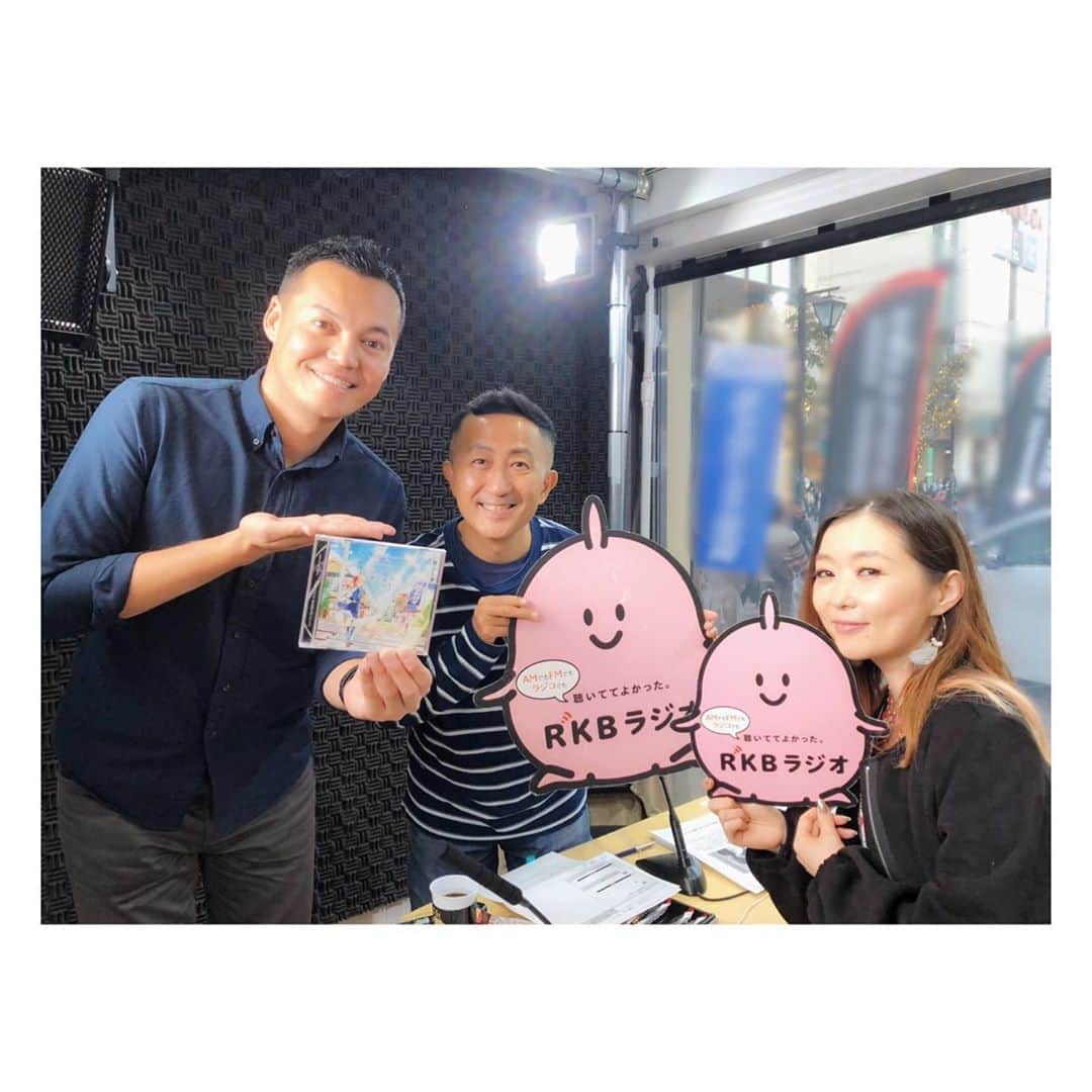荒牧陽子のインスタグラム：「2019.11.16  福岡﻿ ┈︎┈︎┈︎┈︎┈︎┈︎┈︎┈︎┈︎┈︎┈︎┈︎﻿ 福岡のイオン香椎浜さんで﻿ 歌わせていただきました。﻿ ご協力いただいたタワーレコードさん、ありがとうございました！﻿ そして、﻿ お集まりくださった皆様ありがとうございました！﻿ 熊本、鹿児島などからお越しの方も…！﻿ CDもご購入いただき、直接手渡ししながらお喋り出来て嬉しかったです☺️✨﻿ タワレコのお姉さんがノリノリで興奮して喜んでくれてたのにはビックリでした🤣﻿ （写真無くてごめんなさい🙇‍♀️）﻿ ﻿ ﻿ さらに、その後は﻿ 福岡RKBラジオ﻿ 「土曜deアミーゴ」さんに生出演させて頂きました。﻿ ＴＯＭ Ｇさん、三好ジェームスさん、﻿ 楽しいトーク、ありがとうございました！﻿ あっという間だったけど、聞いてもらえたかなぁ〜﻿ トーク後は「古い日記」を流して頂きました。﻿ ﻿ ﻿ 福岡行ったから何か食べたかったけど﻿ そんな余裕なかった〜﻿ 残念。﻿ 飛行機もギリギリで、お土産も買ってない笑﻿ そんな福岡でした😉﻿ ﻿ 福岡でCDご購入くださった皆さん﻿ ありがとうございました！！﻿ ﻿ そしてもちろん﻿ 全国の皆さん！﻿ CD買って応援してくれてありがとう！！！﻿ ﻿ もっともっと沢山の人に﻿ 知ってもらえるように頑張ります😉✨﻿ ﻿ ﻿ ✰︎告知✰︎﻿ ﻿ ◆23日(土)は﻿ ユアエルム成田さんで歌います。﻿ ①13時〜　②15時〜﻿ 観覧無料！﻿ ものまねも歌います〜😉﻿ お近くの皆様、是非遊びに来てくださいね！﻿ ﻿ ┈︎┈︎┈︎┈︎┈︎┈︎┈︎┈︎┈︎┈︎┈︎┈﻿ ﻿ #荒牧陽子﻿ #リスペクト私が昭和を歌ったらこんな感じ﻿ #カバーアルバム﻿ #CD﻿ #イオン香椎浜﻿ #タワーレコード﻿ #土曜deアミーゴ﻿ ﻿ ﻿ ※CDを載せてくれた方のところに﻿ いいね﻿ など出来る範囲でさせて頂きますね！﻿ 見つけやすいように﻿ #荒牧陽子　か、﻿ #リスペクト私が昭和を歌ったらこんな感じ﻿ を載せるか、﻿ 私のIDをタグ付けして下さいね！」