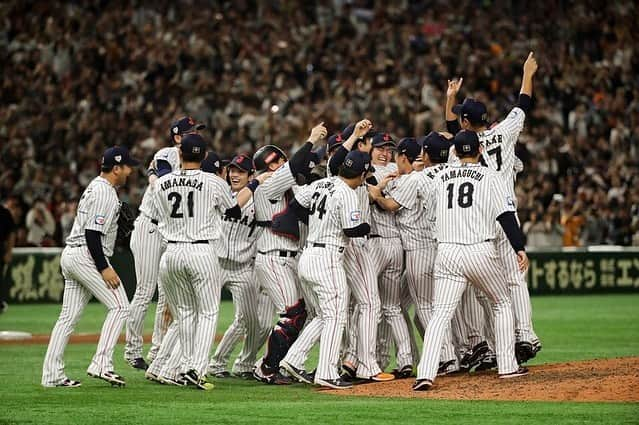 日本オリンピック委員会さんのインスタグラム写真 - (日本オリンピック委員会Instagram)「野球の「第2回プレミア12」で日本が初優勝を飾りました🏆（写真：AP/アフロ） . ⚾2019 WBSC Premier12⚾️ . #野球 #侍ジャパン #Baseball #Premier12 #がんばれニッポン #TEAMNIPPON #JapaneseOlympicCommittee #全員団結 . 📷AP/AFLO」11月18日 11時55分 - teamjapanjoc