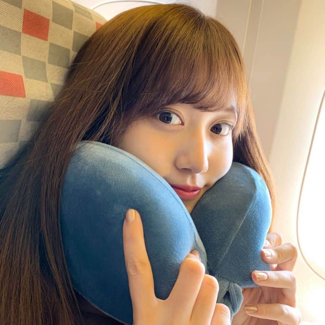 山下美月さんのインスタグラム写真 - (山下美月Instagram)「羽田空港で購入した枕💤 スタッフさんに薦めていただいたけれどあんまり使いこなせず。 寝るときは窓にもたれる派でした😴  #初ヨーロッパ #機内はすっぴん #もちもちほっぺ #もちもち枕 #paris🇫🇷 #オフショット #山下美月1st写真集」11月18日 11時57分 - yamashitamizuki1st