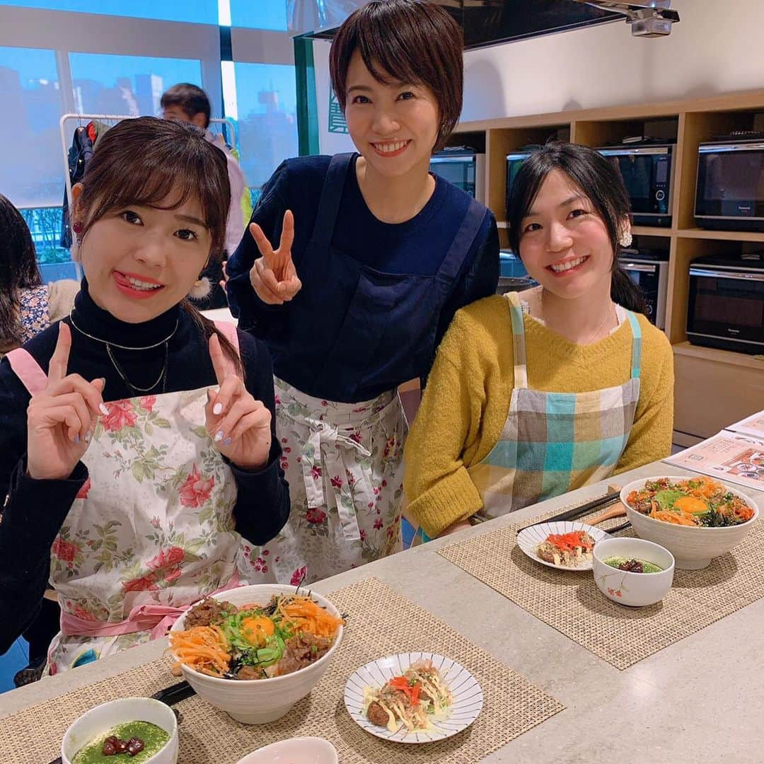 村井美樹さんのインスタグラム写真 - (村井美樹Instagram)「久しぶりに北村みゆき先生 @kitamuramiyuki_official の料理教室に参加してきました！ . 場所は、浅草「まるごとにっぽん」3階のクッキングスタジオ。 鹿児島県南九州市の食材をふんだんに使った「頑張りすぎない！華やかごはん」🍚 . 黒豚みそと“かわなべ牛”のビビンバ さつま揚げのお好み焼き風 豆腐の抹茶ティラミス 知覧茶 . ビビンバ、絶品でした〜😋✨ 南九州市名産の知覧茶も甘さと渋みのバランスが絶妙で美味しかったです🍵 . お料理教室メンバーの小日向えりちゃんやみーぽんにも会えて嬉しかった😍 . 料理中はみゆき先生が娘を抱っこしてくたりあやしたりしてくれて、感謝！ . 娘もあちこち探検できて、とっても楽しそうでした☺️✨ . #料理教室 #北村みゆき #鹿児島県 #南九州市 #知覧茶 #まるごとにっぽん」11月18日 11時58分 - miki_murai_