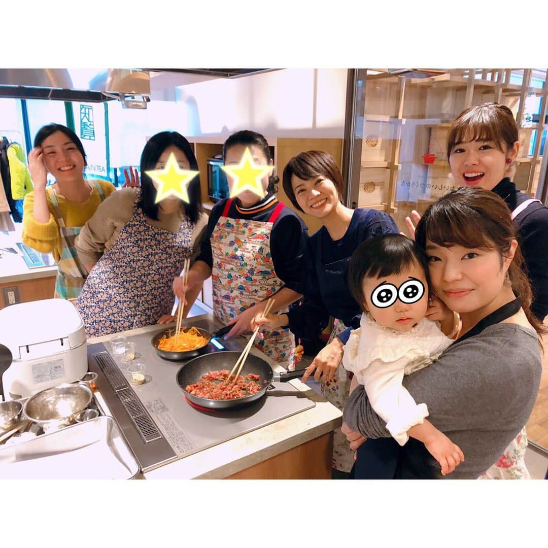 村井美樹さんのインスタグラム写真 - (村井美樹Instagram)「久しぶりに北村みゆき先生 @kitamuramiyuki_official の料理教室に参加してきました！ . 場所は、浅草「まるごとにっぽん」3階のクッキングスタジオ。 鹿児島県南九州市の食材をふんだんに使った「頑張りすぎない！華やかごはん」🍚 . 黒豚みそと“かわなべ牛”のビビンバ さつま揚げのお好み焼き風 豆腐の抹茶ティラミス 知覧茶 . ビビンバ、絶品でした〜😋✨ 南九州市名産の知覧茶も甘さと渋みのバランスが絶妙で美味しかったです🍵 . お料理教室メンバーの小日向えりちゃんやみーぽんにも会えて嬉しかった😍 . 料理中はみゆき先生が娘を抱っこしてくたりあやしたりしてくれて、感謝！ . 娘もあちこち探検できて、とっても楽しそうでした☺️✨ . #料理教室 #北村みゆき #鹿児島県 #南九州市 #知覧茶 #まるごとにっぽん」11月18日 11時58分 - miki_murai_