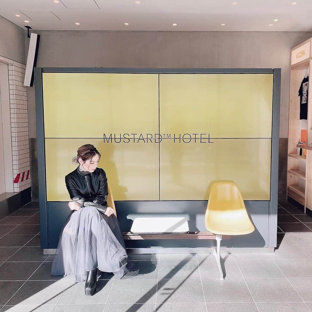 isutaさんのインスタグラム写真 - (isutaInstagram)「東京・渋谷でホテル泊をするなら、「Mustard Hotel Shibuya」がおすすめです❤︎﻿ ﻿ ﻿ 渋谷駅新南口から徒歩約5分と、渋谷の中心ではないけれど遠すぎもしない便利な立地。交通の便もいいので、初めての東京旅行にもぴったり。﻿ ﻿ ﻿ ホテルの内装は白を基調に、ただ宿泊するだけでなく街のカルチャーごと楽しむための造りになっているのだとか。かわいすぎてテンションあがります！﻿ ﻿ ﻿ 宿泊可能な部屋は、9種類。﻿ ・男女混合ドミトリー﻿ ・女性専用ドミトリー﻿ ・ファミリードミトリー﻿ ・プライベートバンクツイン﻿ ・プライベートダブル﻿ ・スーペリアツイン﻿ ・スーペリアダブル﻿ ・マスタードコンフォート﻿ ・マスタードデラックス﻿ ﻿ ﻿ 当日まで申し込み可能なプランで3,800円-2万6,500円〜。連泊や10日前予約などで金額が少しずつ変わってくるので、詳細はサイト上で確認してくださいね♩﻿ ﻿ ﻿ 1Fには宿泊客以外も利用可能なカフェ「Megan – bar & patisserie」もあるので、そちらに行ってみるのもいいかも！﻿ ﻿ __________﻿﻿ address：﻿ 東京都渋谷区東1-29-3 SHIBUYA　BRIDGE B﻿ @mustardhotel﻿ ﻿ __________﻿﻿ photo by﻿﻿ @cmyk300﻿ @ntm___pink﻿ @kaori_fukashi﻿ @heyzuu__﻿ ﻿ ﻿ #isuta #isutapic #isuta_trip﻿ #mustardhotel #マスタードホテル #東京ホテル﻿ #渋谷ホテル #おしゃれホテル #渋谷カフェ﻿ #東京観光 #マスタードホテル渋谷 #ホテル泊﻿ #東京旅行 #mustardhotelshibuya﻿ #お洒落さんと繋がりたい #shibuya ﻿ #おすすめホテル募集中 #ホテル暮らし﻿ #ホテル巡り #旅行好き #meganbarandpatisserie  #megan_bar_patisserie #東京カフェ #渋谷カフェ」11月18日 12時02分 - isuta_jp