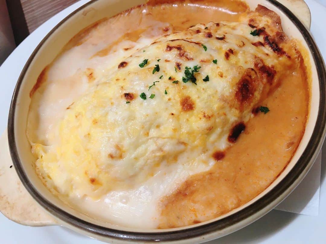 塚田詩織のインスタグラム：「#最近食べたおいしいもの ①推し事の合間に食べたポムの樹 ②久しぶりに注文したら、こんなでかかったっけ…？ってびっくりしたコメダのピザトースト ③役者仲間たちと食べた中華 ④姉作のハヤシライスと唐揚げ ⑤いただいた差し入れで姉が作ってくれたアップルパイ」