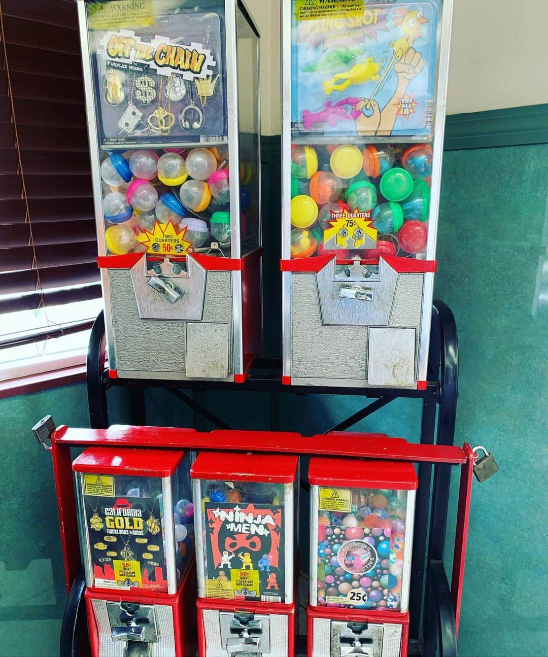 PESさんのインスタグラム写真 - (PESInstagram)「#capsule_toy #lootbox #hawaii #blingbling #yabami」11月18日 12時04分 - pepes_jp