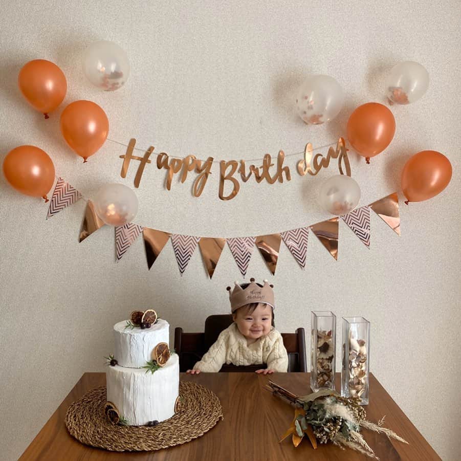 のインスタグラム：「🎉🎉🎉 #halfbirthday #baby #mama #令和ベイビー #生後6ヶ月 #0歳 #赤ちゃんのいる生活 #新米ママ #女の子ママ #小夏のいる生活 #ハーフバースデー #生後184日 ・ ・ ・ ハーフバースデー迎えました👶✨ ・ いろいろあったけど あーっっという間の半年💛 ・ こんなに濃くて充実した 半年を過ごすのは人生で初めて✨ ありがとう小夏さん😋✌️ ・ おうちでしっぽりお祝いなので 私の根暗パワー発動で #クレイケーキ は紙粘土で 地道に作りました👩‍🦰笑 （ネットの作品を見よう見まねで なんとかなったのでおすすめです 笑） ・ 久しぶりに風船膨らませたら酸欠🤣‼️ ・ ⚠️本日を境に💩が大人仕様になりました👶✌️」