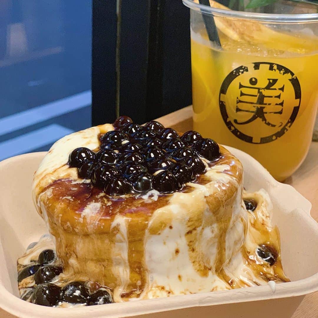 karen okajimaさんのインスタグラム写真 - (karen okajimaInstagram)「ㅤㅤㅤ ㅤㅤㅤ 台湾で大人気のパンケーキ美好年代🥞  日本に初登場したから行ってきたよ🥰 チーズクリームが溢れ出す、 「黒糖タピオカチーズスフレパンケーキ」 ふわっふわのパンケーキに酸味のあるチーズと 甘々のタピオカを一緒に食べれば もうファンタジー！🦄💓笑 ㅤㅤㅤ  飲み物はフルーツティーを🎶 フルーツティーさっぱりしてて めちゃくちゃ美味しかった🍊🍎🍋 ㅤㅤㅤ  16時頃に行って結構混んでたけどギリ座れた🌟 でもうちらが食べてる頃にはめちゃくちゃ 混んでて座れない人で溢れてた😳 ㅤㅤㅤ また行こ〜っと❤️ ㅤㅤㅤ #美好年代 #黒糖タピオカチーズスフレパンケーキ  #タピオカパンケーキ #メイハウニエンダイ  #北堀江カフェ #タピオカ #グルメ岡島 #岡島かれん #フルーツティー #堀江カフェ」11月18日 12時06分 - karenokajima0318