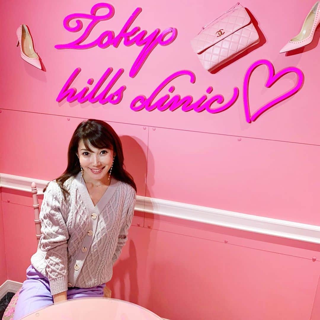 のインスタグラム：「・ ・ 先日、久しぶりにやらせていただいた ストーリーの『質問はありますか？』 ・ 一番多く質問をいただいたのは“お肌について”でした。 ・ 3週間に一度のペースで通っている @tokyo_hills_clinic ・ 毎回その時のお肌のコンディションで その時に必要なお手入れをしていただいています。 ・ 無駄な治療は一切せず ナチュラルでクリアな肌に導いてくださる杉浦院長。 ・ 今回はピーリングはお休みして ＊トーニング ＊美肌トリートメント を。 ・ 褒められ眉は @thc_miho.k さんの @mesm_medical_skin_make  メイクなしでこの眉は本当に助かります！！ ・  #beauty #tokyohillsclinic #puppilyhillstokyo #skincare #mesm #美容 #肌ケア #美容クリニック #東京ヒルズクリニック #美肌ケア #ピーリング #美肌トリートメント #トーニング #美眉 #美眉ケア」