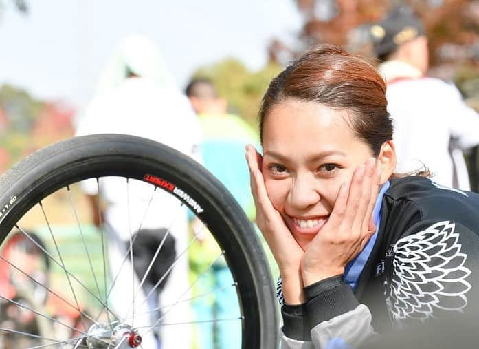 飯端美樹のインスタグラム：「レースの合間は頑張って可愛こぶった写真撮ってもらったのに、レース中にヒジでぶつかりに行ってるとこ激写されてる😂 隠しきれない本性💥笑 Photo: @tara.fff」