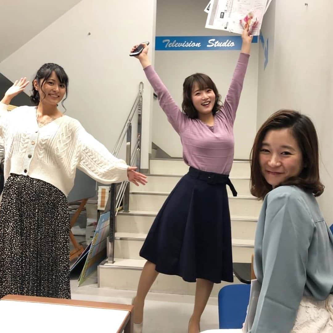 KBCテレビ「アサデス。」さんのインスタグラム写真 - (KBCテレビ「アサデス。」Instagram)「原直子です😇 おはようございます🌷  今日の深オイでお伝えした「全日本美味暮(おしくら)まんじゅう選手権」！ 子どもの頃やっていた遊びのイメージが覆る、もはやスポーツでしたね😆💨 優勝した”新大学院Bチーム”は、メンバーのお一人が当日急遽来れなくなるというハプニングに見舞われながら、ピンチヒッターを入れての対戦だったそうです✨ 取材をした幸栄くんによると、ポジショニングも大事だそうで、まさに戦略勝ち！ おめでとうございます👑  次に来るスポーツは、おしくらまんじゅうかもしれませんよ😇  空気が乾燥していますね～。 最近就寝中は乾燥を防ぐためにマスクをしています。 これがなんと頬の乾燥も防げているからか、最近お肌の調子が良い気がします！ 一石二鳥😆❤️ やってみてください😉  今夜6時55分からは「福岡好いとぉ」です。 今夜のゲストは指原莉乃さん♪他局のスタジオで収録している理由がやっと明らかに‼️ お楽しみに🍎  #アサデス。#kbc#福岡#fukuoka#おしくらまんじゅう#福岡好いとぉ#指原莉乃#羽鳥慎一#宮本啓丞」11月18日 12時16分 - asadesu_kbc