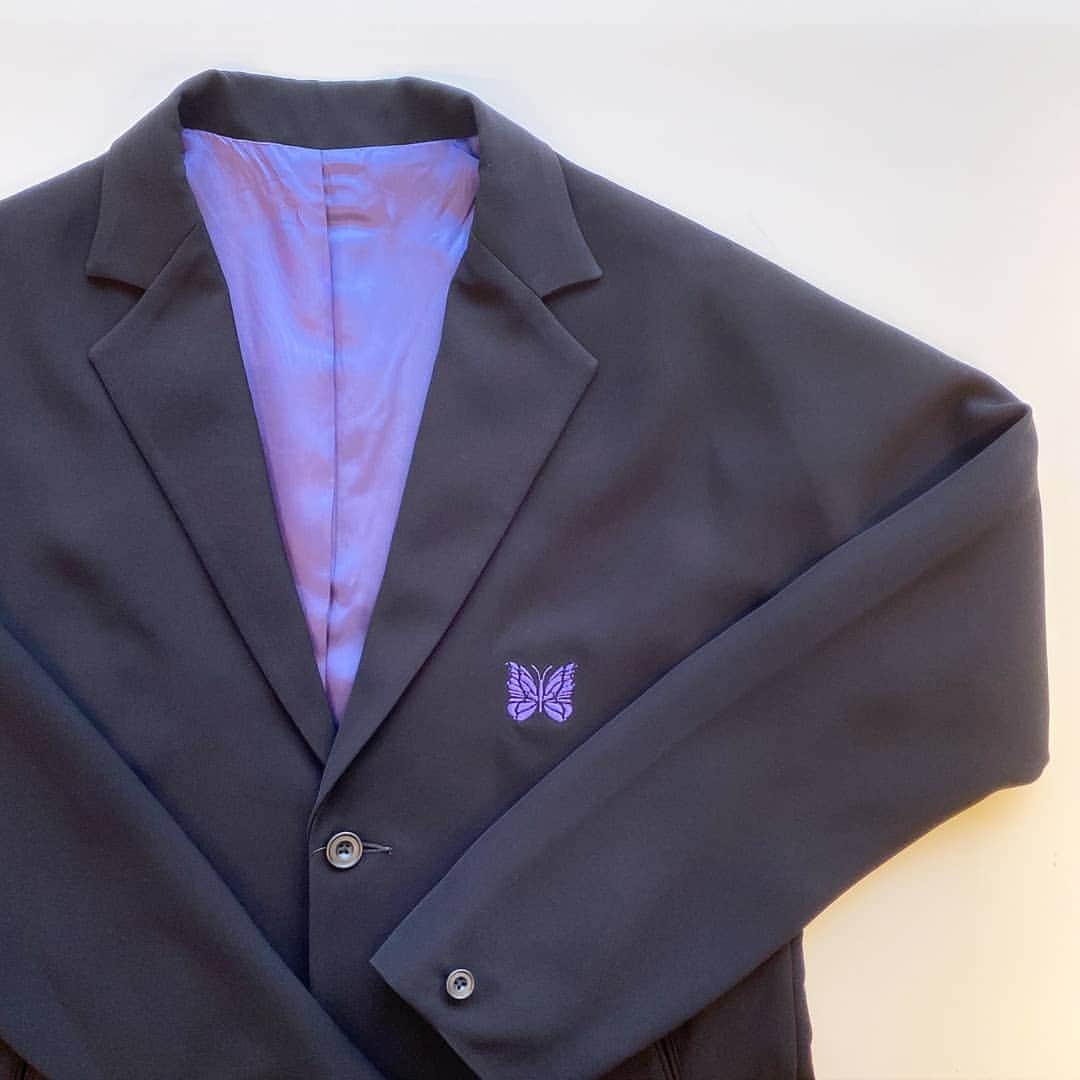 のインスタグラム：「＜NEEDLES＞×＜BEAMS＞MILES JACKET NEEDLES（ニードルズ）の定番アイテム、『Miles Jacket（マイルス ジャケット）』をBEAMS（ビームス）が別注したアイテムです。ブラックベースのカラーリングに、＜NEEDLES＞のアイコンであるパピヨンロゴの刺繍を入れ、裏地をパープルにしたスペシャルな1着。ポリエステル素材なので、動きやすい上にイージーケアなのも嬉しいポイントです。 #needles #beams #nepenthes #jacket #wear #menswear #style #mensstyle #fashion  #mensfashion #19aw」