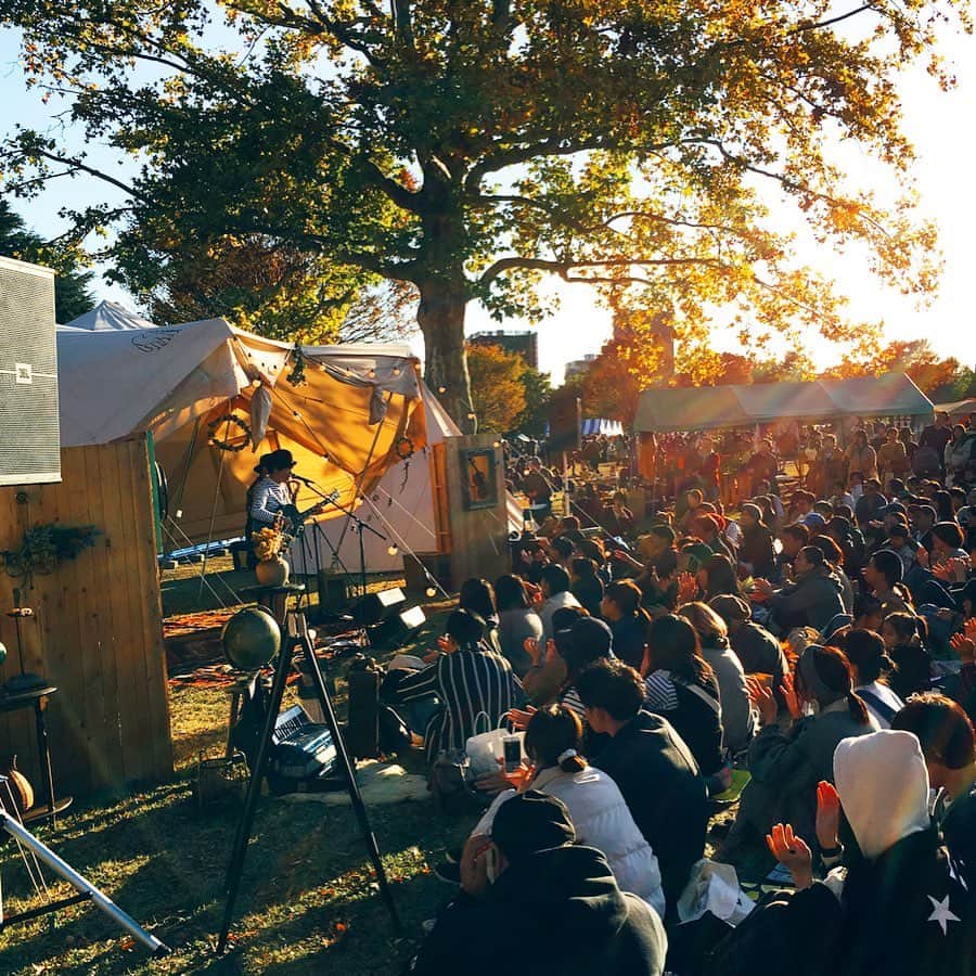 カジヒデキさんのインスタグラム写真 - (カジヒデキInstagram)「昨日は東京蚤の市でライブをしました！昭和記念公園では初開催。お天気も最高過ぎる秋晴れで、ものすごい人で賑わっていましたね。紅葉も美しかった🍁ライブも本当に沢山の人に見て頂けて、サポートの後藤ナリくんと気持ち良く、楽しく演奏させて頂きました！アンコールも嬉しかったです！またライブに遊びに来て下さい。ありがとうございました！ #東京蚤の市 #東京蚤の市2019 #カジヒデキ #後藤正成」11月18日 12時21分 - hideki_kaji