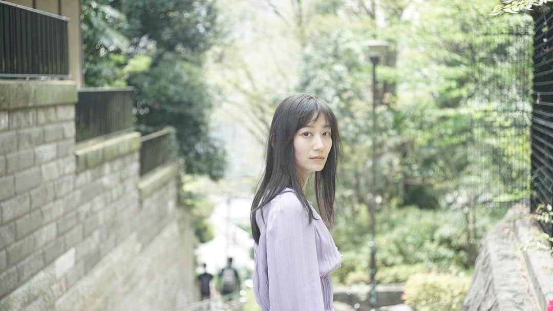 中田絢千のインスタグラム：「そう、お気づきでしょうか 宣材写真を撮っていただきました。（四月に…🌸） 事務所HPにアップされてるので、プロフィールのリンクからみてね。ここにはアザーカットを。気に入ってます。  あれから季節は流れたけれど 風の通り道がきらっと光ってみえる、今日みたいな日は、決まってこの撮影の日を思い出す。  写真は新津保建秀さん。ヘアメイクは茅根裕己さん。スタイリストは名越亨さん。 ありがとうございました。」