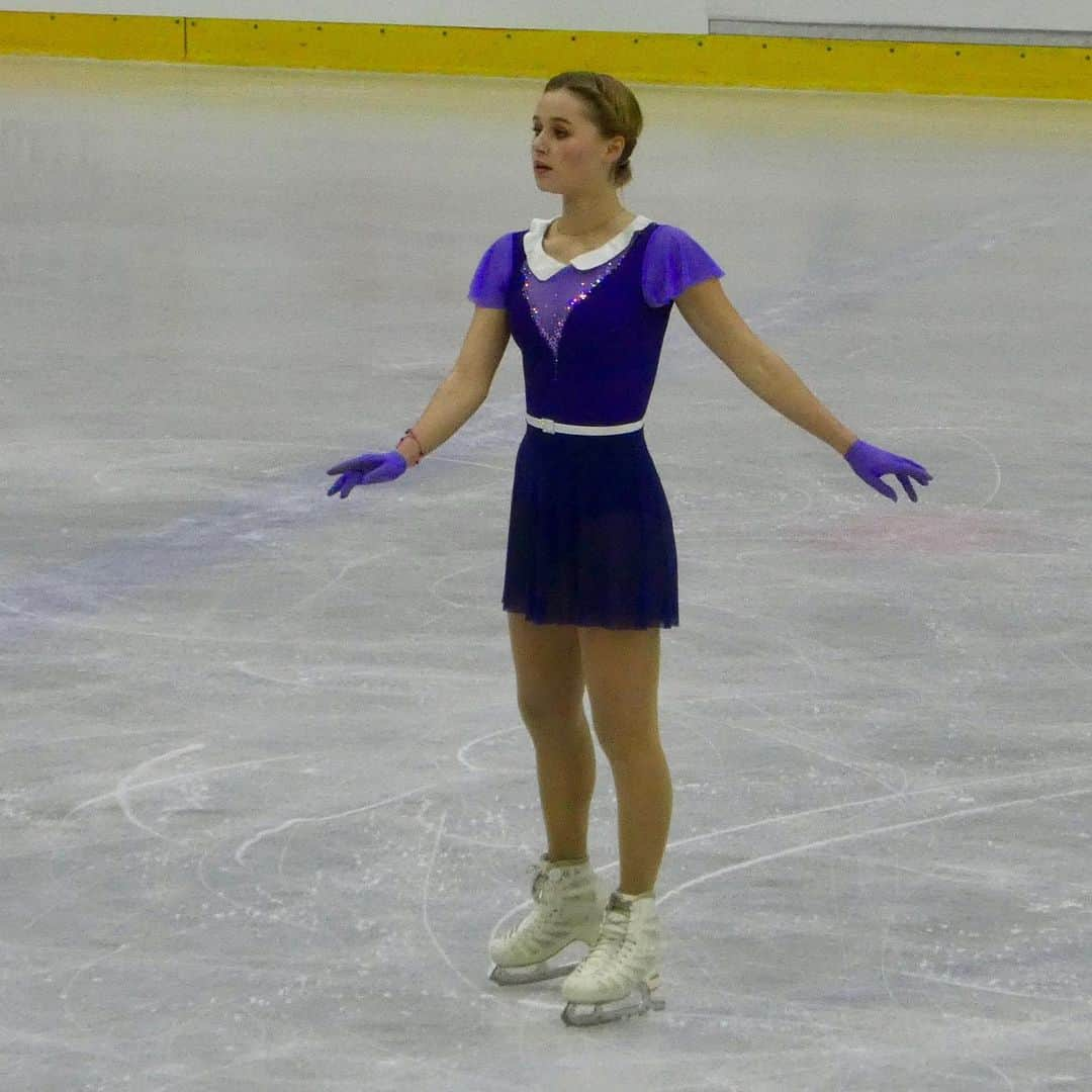 セラフィマ・サハノヴィッチのインスタグラム：「#WarsawCup2019 Free Skating 💙💜🤍⠀ ⠀ Beautiful performance, thank you Serafima 🥰⠀ ⠀ #SerafimaSakhanovich #СерафимаСаханович #TeamTurenko #TeamRussia」