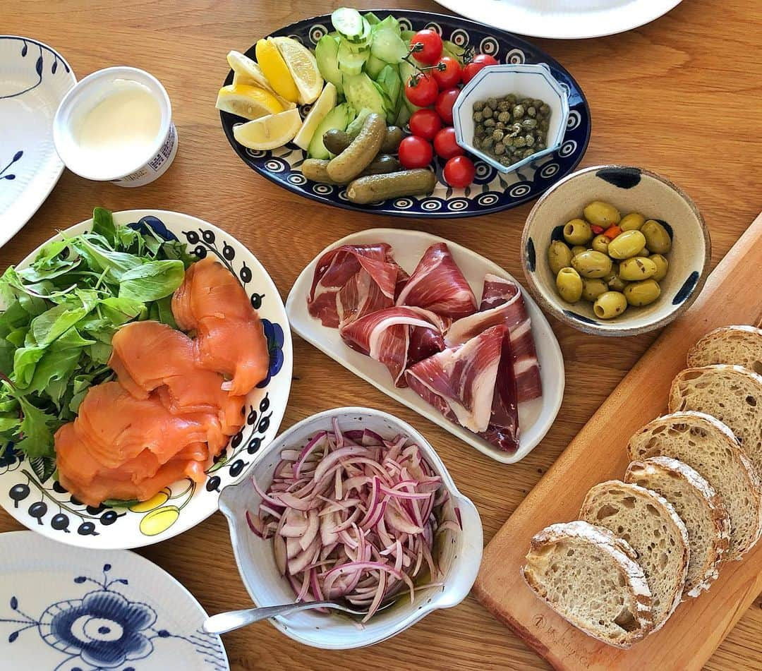 シャウラさんのインスタグラム写真 - (シャウラInstagram)「Sunday lunch at home. Smoked salmon and jamon open sandwiches. 昨日は友達が来たので家ランチ。スモークサーモンと生ハムのオープンサンド。 #food #foodie #table」11月18日 12時36分 - shaula_vogue