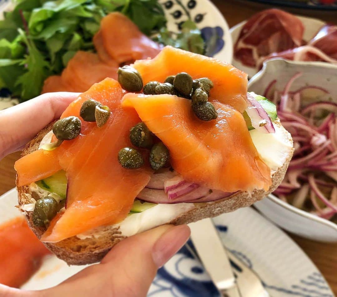 シャウラさんのインスタグラム写真 - (シャウラInstagram)「Sunday lunch at home. Smoked salmon and jamon open sandwiches. 昨日は友達が来たので家ランチ。スモークサーモンと生ハムのオープンサンド。 #food #foodie #table」11月18日 12時36分 - shaula_vogue