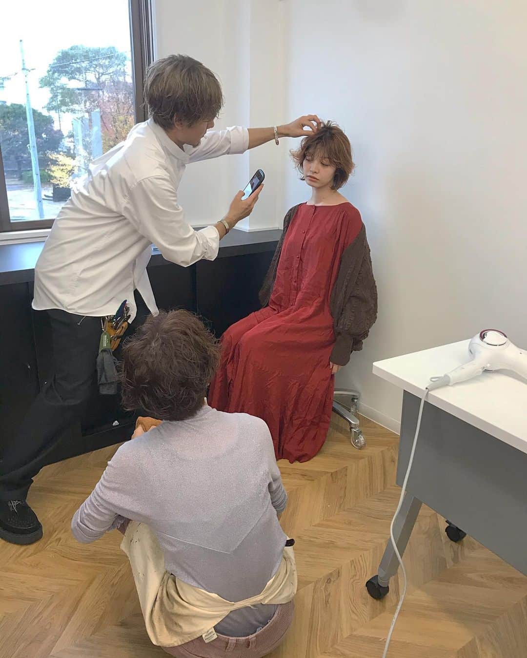 井上花実のインスタグラム：「たくさんお勉強させていただきました✍️ 気づけば何度も可愛い〜と言ってた🗣💯 顔周りのローライトもモデルさんの表情も可愛い😍 お昼ごはんは会場に出店してたきみどりバーガー🍔もちろんポテトつけた🍟(ちょっと塩っけ足りなかった) ダイエットはこうして成功もせずいつの間にかやめております🍙 ポテトを4本ずつ食べるジャンキーな感じが嬉しい😌 午後の用事に向かいつつ、コンビニハシゴしたい😌」