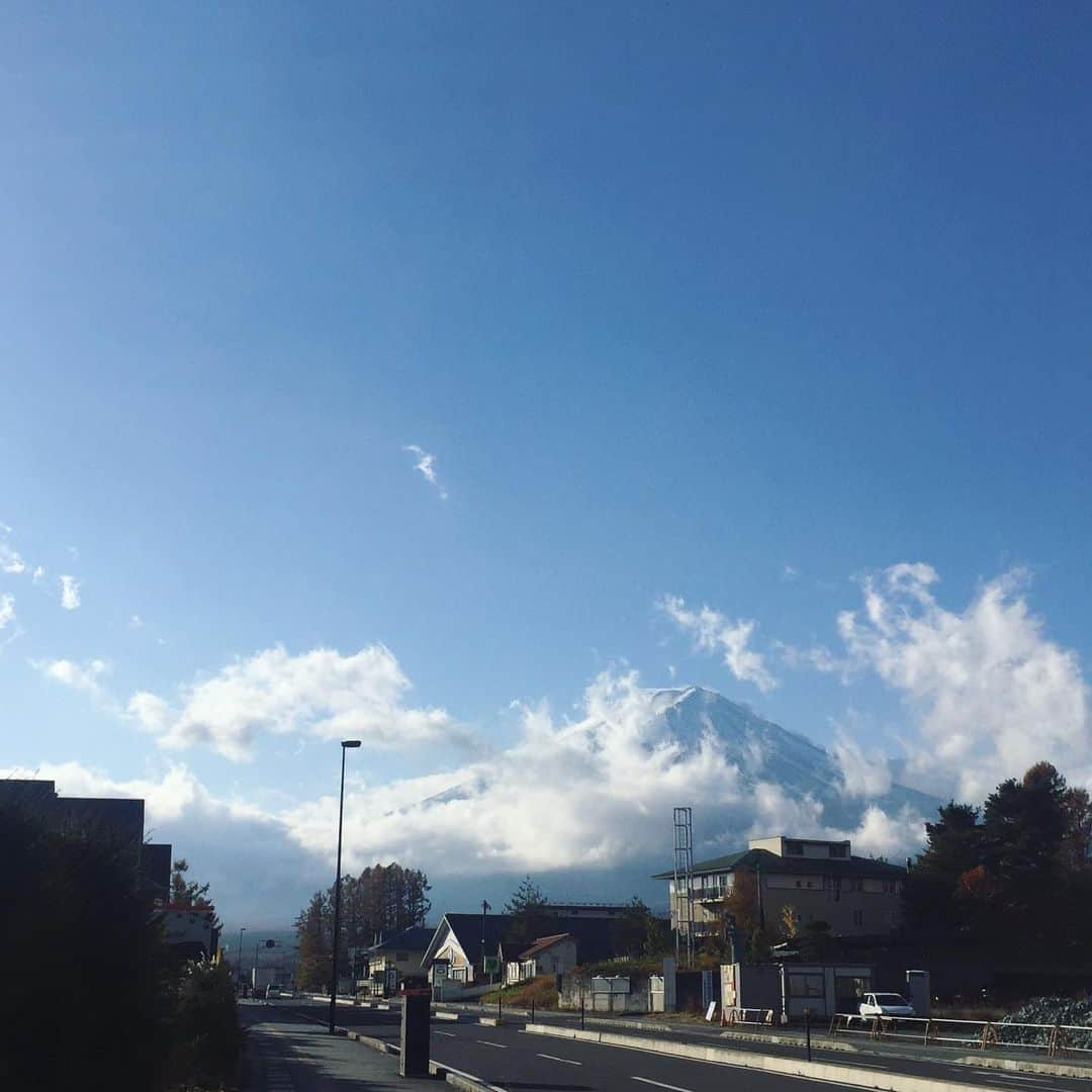 ほうとう 富士の茶屋のインスタグラム：「本日も秋晴れ、元気に営業中です☀️ エリアの紅葉もいい感じになっております🍁🍁🍁 #ほうとう#富士の茶屋#テラス席ワンコok #近く#富士山#すばるランド#富士急ハイランド#河口湖#山中湖#忍野八海#秋#秋晴れ#紅葉」